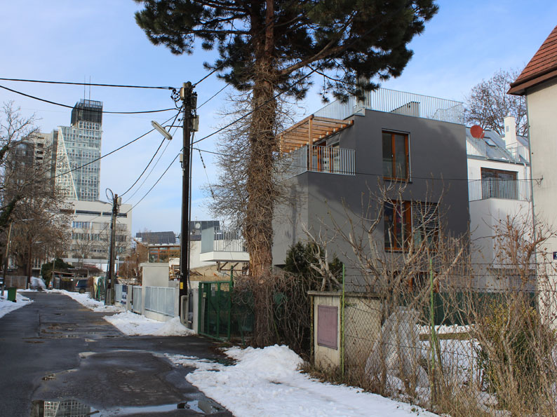 In dieser Siedlung an der alten Donau liegt das Haus von Dr. Konstantin.