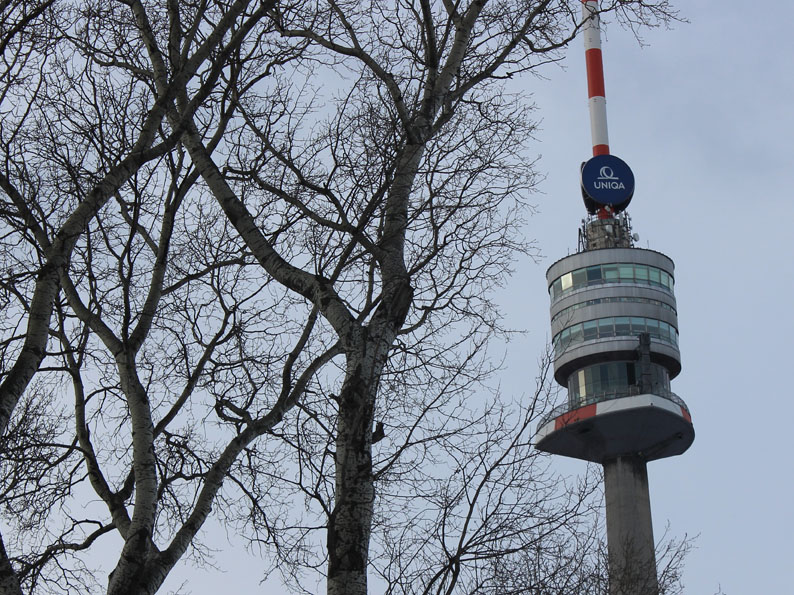 Das Restaurant am Donauturm: Hier versucht Evelyn Meyers ihren Assistenten auszuhorchen.