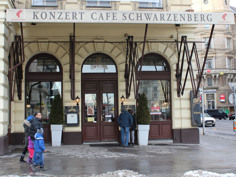 Im Café Schwarzenberg trifft Meyers eine Zeugin.