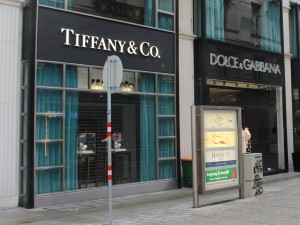 Am Ende gibt es ein Frühstück neben Tiffany.