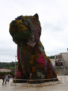 Puppy, ein Hund aus Blumen, vor dem Guggenheim Museum.