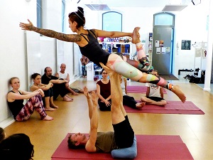 acroyoga, fliegen, yoga, akrobatik, thai massage, trendsport, test, beginner, informationen, base, flyer, spotter