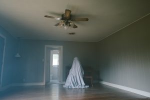 a ghost story, film, kritik, geist, leintuch, haus