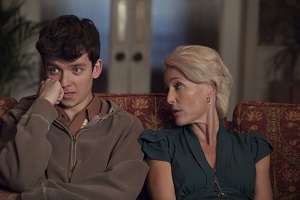 asa butterfield, gillian anderson, sex education, szene, couch