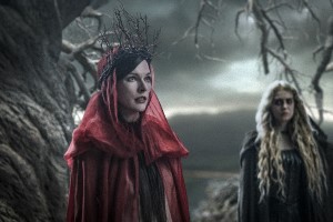 Milla Jovovich, Baum, Äste, junge Hexe, Mantel, Krone, Hellboy, Film