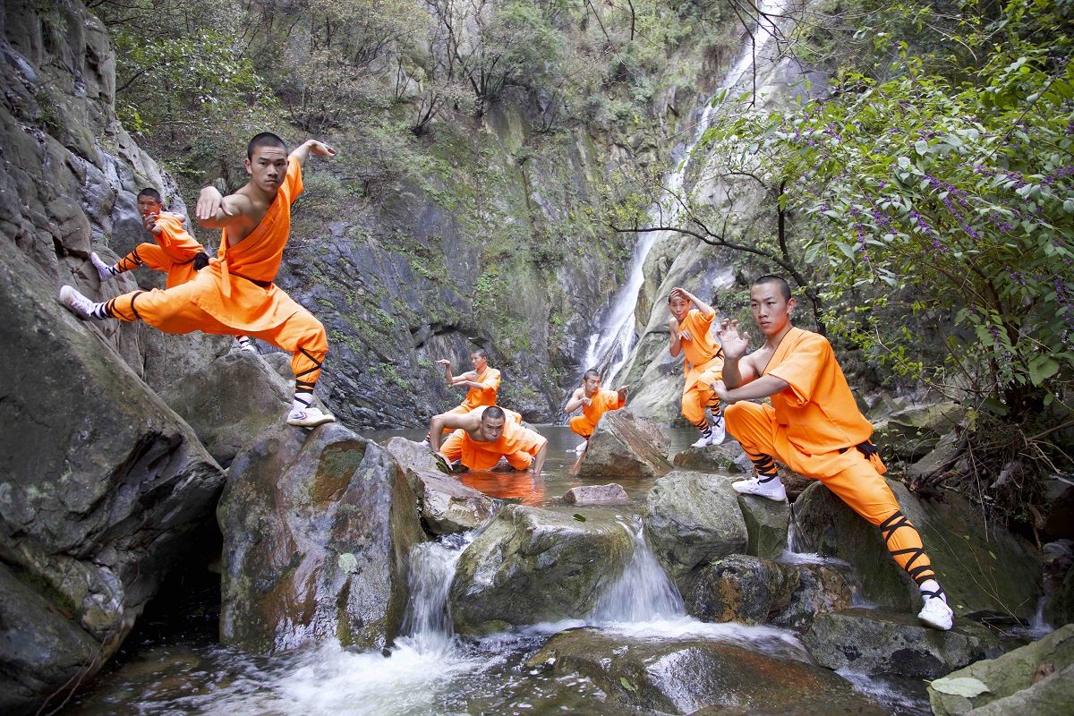 Water kung fu. Кунг-фу ☯ Шаолиня. Шаолиньские монахи. Шаолиньские монахи горы. Шаолинь группа.