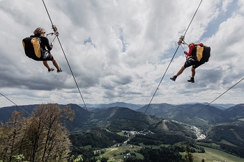 Zwei Personen auf der Zipline in Annaberg