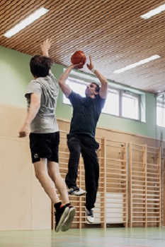 Zwei Basketballspieler im JUFA Anneberg