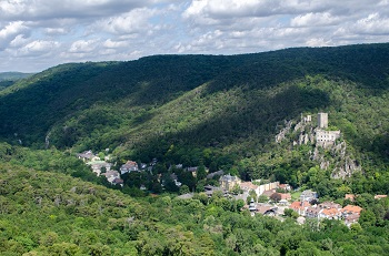 Blick von der Ruine Rauheneck auf den Wienerwald, das Helenental und die Burgruine Rauhenstein