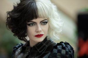 Cruella: Spaßiges campy Fashiondrama mit Logiklücken