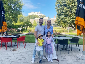 Familie im JUFA Hotel Salzburg mit Blick auf die Festung Hohensalzburg