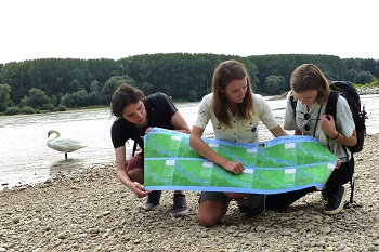 Orther Inseln, Ranger mit Karte, Donauufer, Schwäne