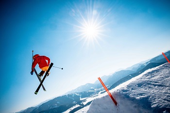 Ein Skifahrer springt im Snowpark der Gemeindealpe Mitterbach