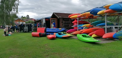 Kajaks und Funjaks bei der Kajakschule Kajaktiv beim Freizeitsee Aich in der Steiermark