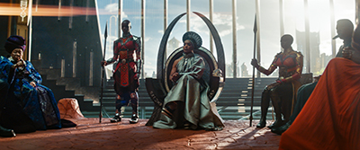 Angela Bassett als Königin Ramonda am Hof von Wakanda.