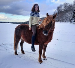 Kirstin Kriz von den Helden der Freizeit auf einem Pferd im Winter