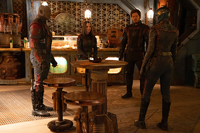 Dave Bautista als Drax, Pom Klementieff als Mantis, Chris Pratt als Peter Quill/Star-Lord, und Karen Gillan as Nebula bei einem dringenden Team-Meeting
