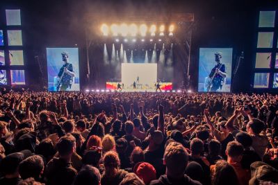 Bick auf die Stage vom Nova Rock mit viel Publikum