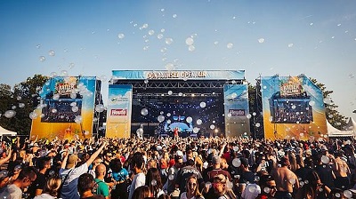 Jubelnde Menge vor der Bühne am Donauinsel Open Air Festival!