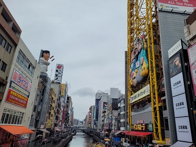 Blick auf Fluss und Riesenrad im Dotonbori Viertel von Osaka