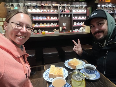 Selfie eines Paares in einem alten, japanischen Café, am Tisch Kaffee und Toast mit Butter