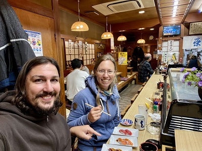 Paar sitzt an einer Theke in japanischem Sushi Restaurant