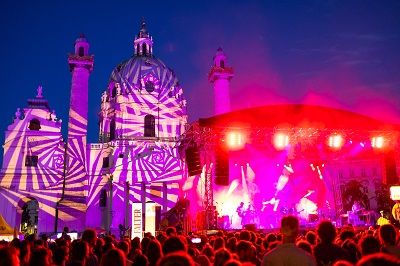 Bühne des Popfest, im Hintergrund beleuchtete Karlskirche