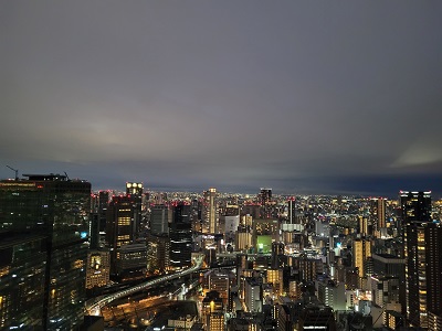 Blick auf das beleuchtete Häusermeer von Osaka bei Nacht