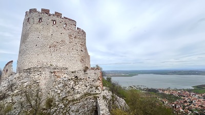 Ein noch erhaltener Turm der Burgruine Děvičky in der Pálava und der Stausee Nové Mlyny.