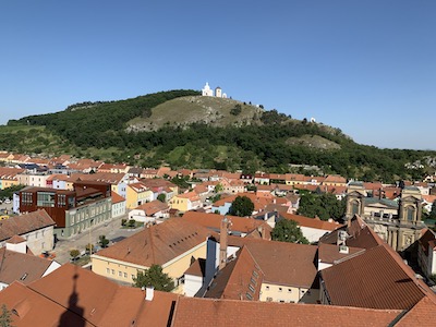 Blick über die Dächer von Mikulov auf den Heiligen Berg.