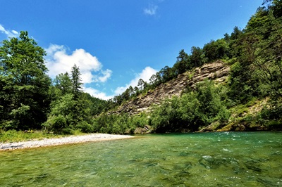 Glasklares grünes Wasser auf der Steyr vor Konglomeratschlucht-Wänden