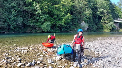 Zwei Damen mit Kajak und Packraft auf einer Kiesbank der Steyr