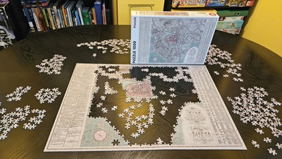 Ein 1000 Teile Puzzle mit einer Karte von Wien von 1824 zur Hälfte fertig zusammengebaut.