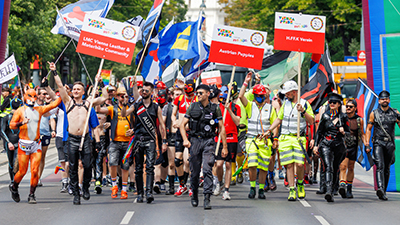 Gemeinsam auf wichtige Themen aufmerksam machen - unter anderem mit der Regenbogenparade.