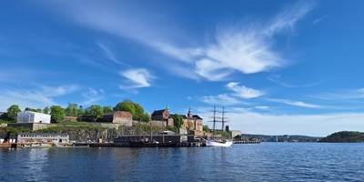 Blick vom Wasser auf die Akershus Festung in Oslo