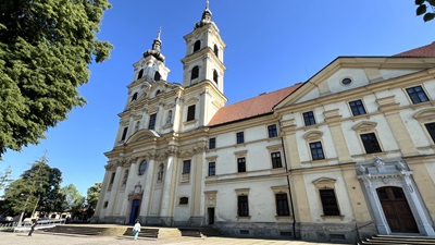 Vorderseite der Basilika Maria Sieben Schmerzen in Sassin/Šaštín an einem strahlenden Sonnentag.
