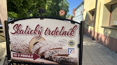 Schild mit Baumkuchen und Schriftzug Skalický trdelník 