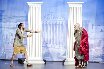 Otto Jaus und Michael Niavarani vor Säulen im Theaterstück Venus und Jupiter