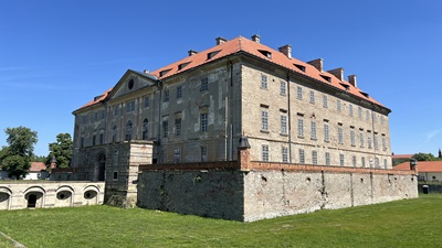 Das renovierungsbedürftige Schloss Holitsch mit seiner bröckelnden Fassade