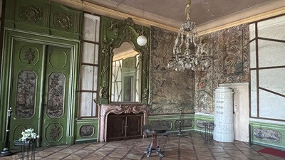 Prunkvoller Raum im Schloss Holitsch mit Luster, Spiegen Türen und eleganter grünen und bunten Wandverzierung
