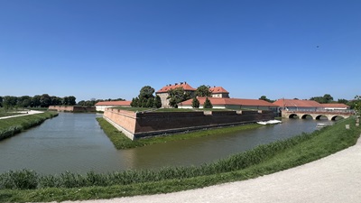Wassergraben und Brücke, dahinter das Schloss Holitsch (Holíč)
