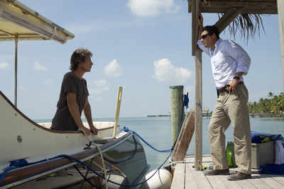 Ben Mendelsohn und Kyle Chandler am Anlegesteg in der Netflix Serie Bloodline