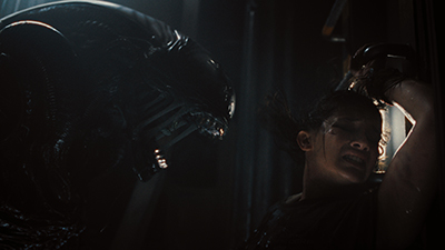 Xenomorph und Cailee Spaeny als Rain Carradine in ALIEN: ROMULUS. (c) Walt Disney