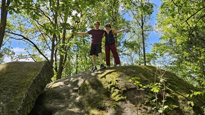 Pärchen steht auf einem großen Granitfels in der Blockheide Gmünd.