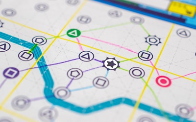 Eingezeichnete U-Bahn-Linien in verschiedenen Farben auf einem Stadtplan von London im Spiel Next Station.