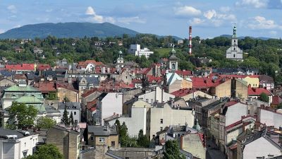 Blick vom Piastenturm. Links die Heilig-Kreuz-Kirche, in der Mitte St. Magdalena, rechts die evangelische Jesuskirche. Im Hintergrund die Beskiden.