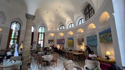 Sessel und Tische im Café Muzeum im Palais Larisch.