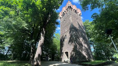 Im Park des Schlosshügels von Cieszyn steht ein hoch aufragender mittelalterlicher Turm, ein Rest der Burg von Cieszyn. Der Piastenturm.