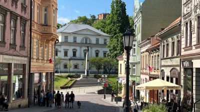 Blick von der Tiefen Gasse zum Schlossberg. Vor dem ehemaligen Habsburger-Schloss das Denkmal der für Polen gefallenen Schlesier.