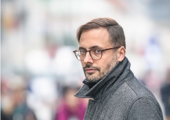 Autor Florian Ganter mit Mantel und Brille.